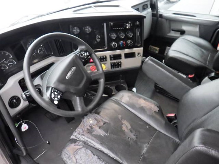 2019-freightliner-cascadia-126-image-19