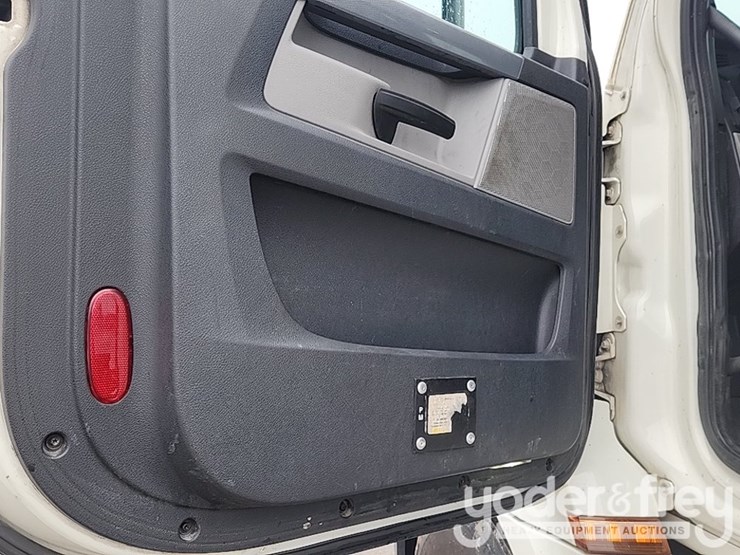 2019-freightliner-cascadia-126-image-18