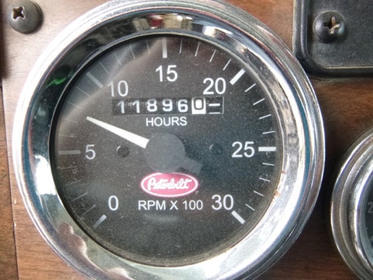 peterbilt-330-image-8