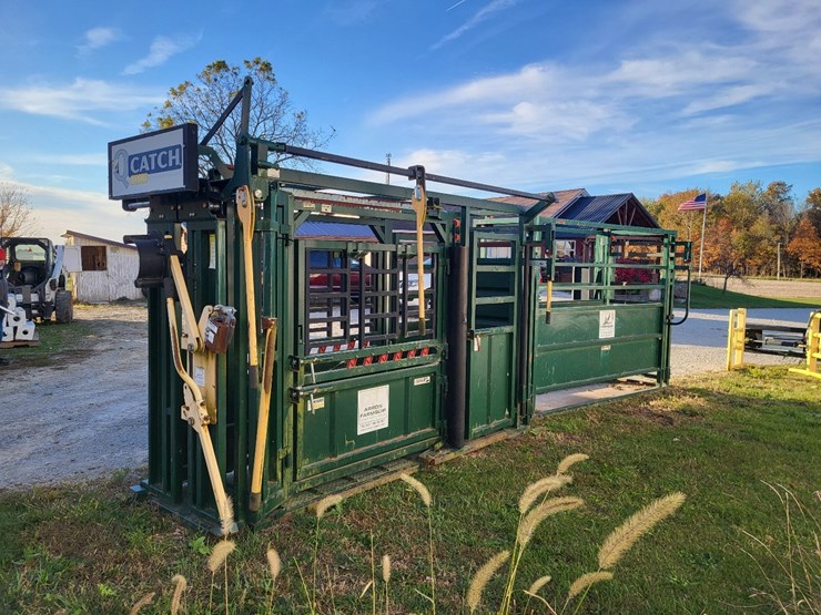 arrow-farmquip-8400-q-catch-cattle-squeeze-chute-w/alley-way---like-new-image-5