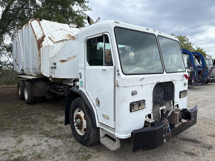 2005-peterbilt-320-image-6