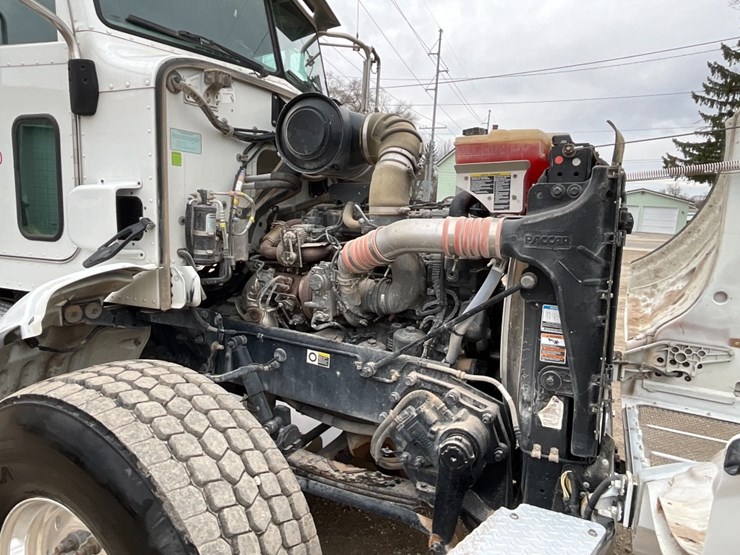 2015-peterbilt-365-image-34