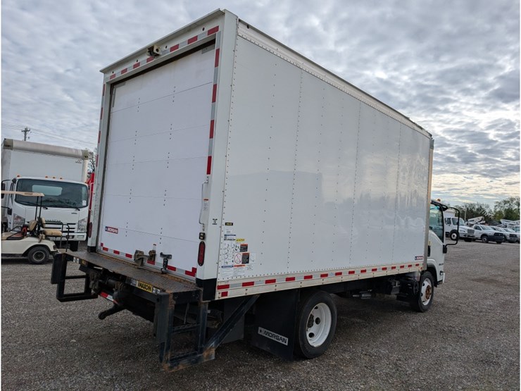 2019-isuzu-npr-image-7