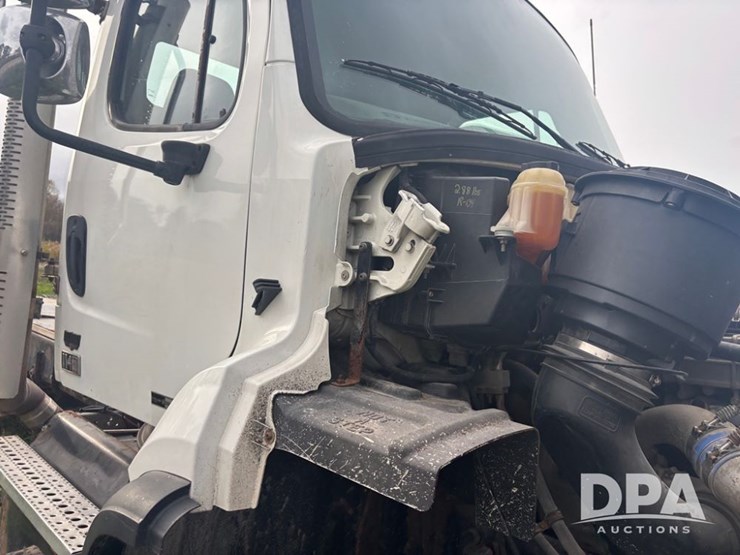 freightliner-114sd-image-32