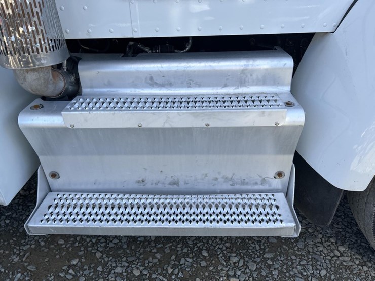 2017-peterbilt-337-image-16