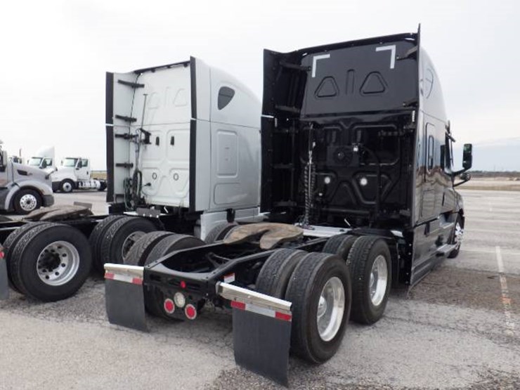 2021-freightliner-cascadia-126-image-13