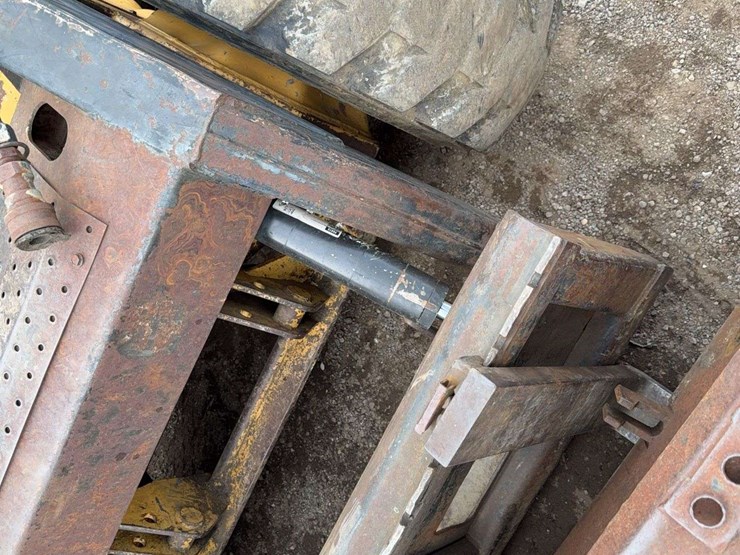 new-holland-l783-image-19