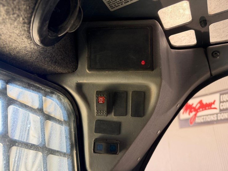 2015-gehl-v270-image-24