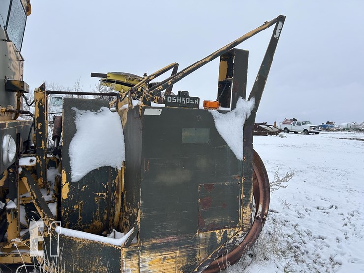 1981-oshkosh-green-snow-blower-image-3