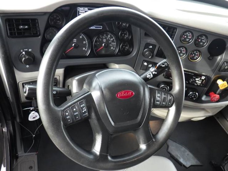 peterbilt-579-image-23