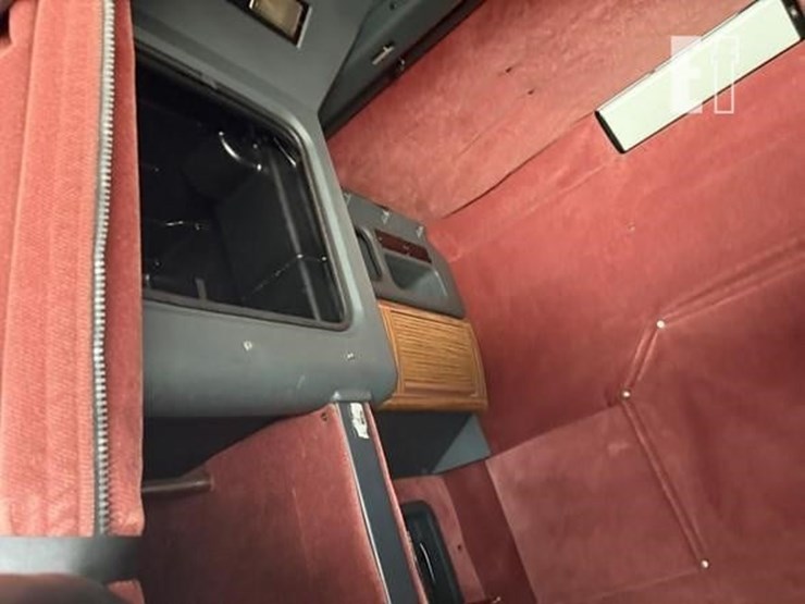 2002-peterbilt-379-image-46