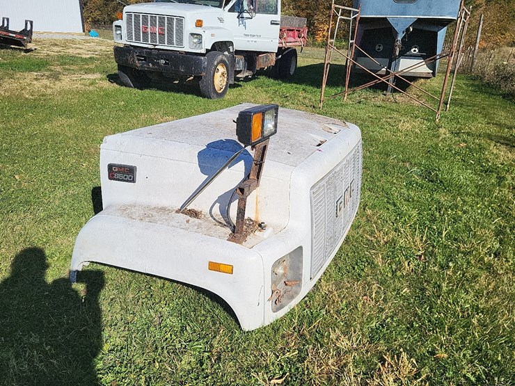 gmc-c8500-truck-hood-image-3