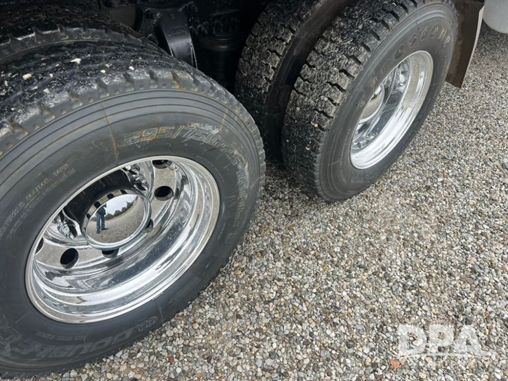 1999-freightliner-flc120-image-28