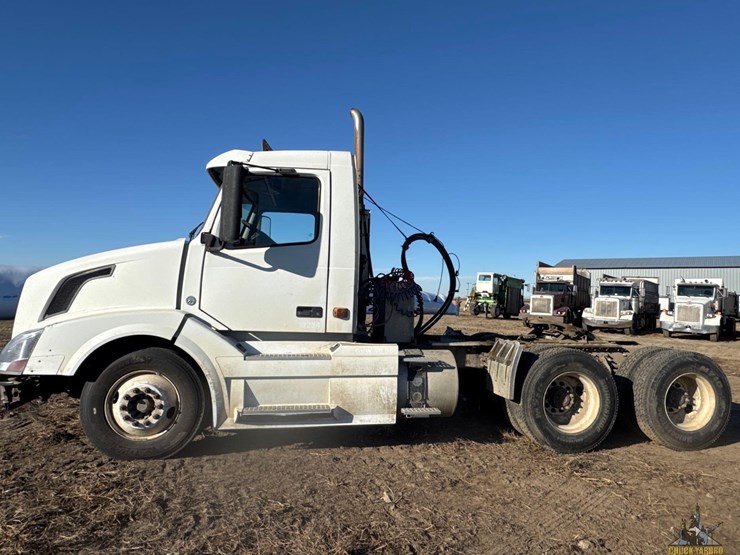 2007-volvo-vnl-semi-truck-image-2