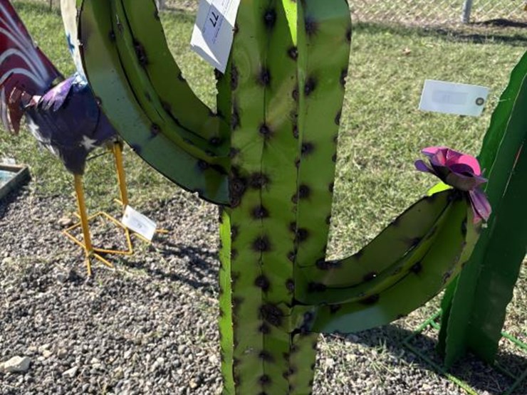 #77-•-metal-art--medium-cactus-image-1