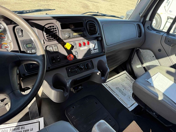 2017-freightliner-m2-106-image-22