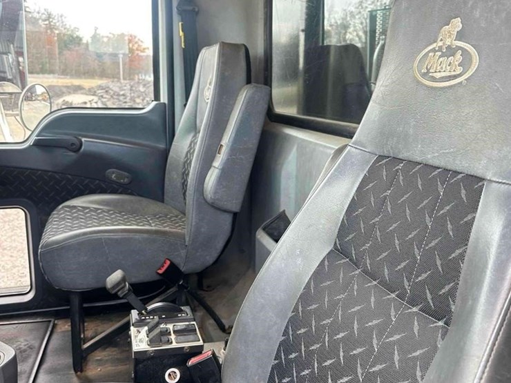 2017-mack-granite-gu713-image-23