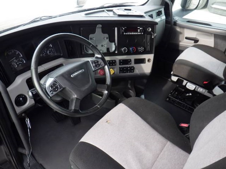 2021-freightliner-cascadia-126-image-20