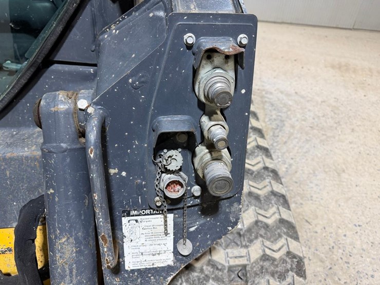 2021-deere-317g-image-11