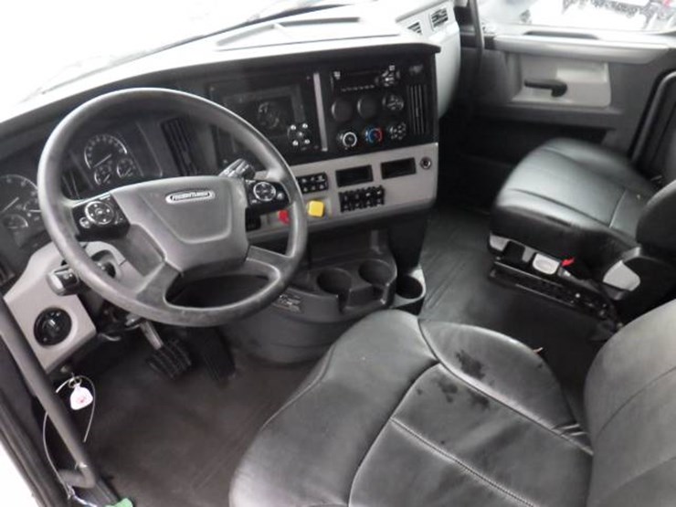 2019-freightliner-cascadia-126-image-17