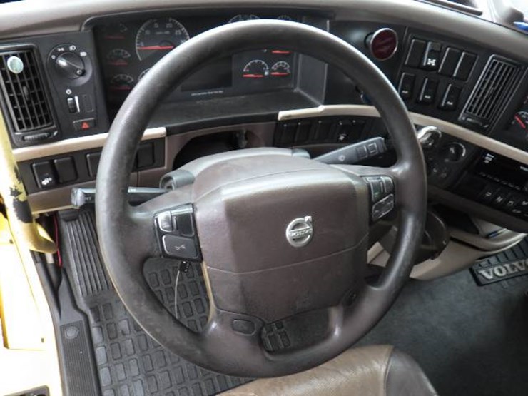 2017-volvo-vnl780-image-16