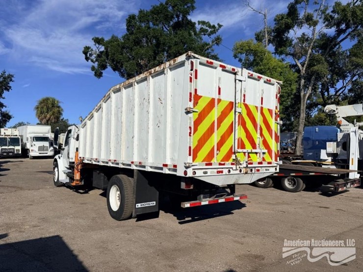 2015-freightliner-m2-106-image-18