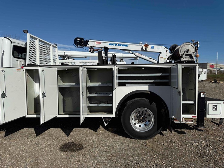 2017-freightliner-m2-106-image-11