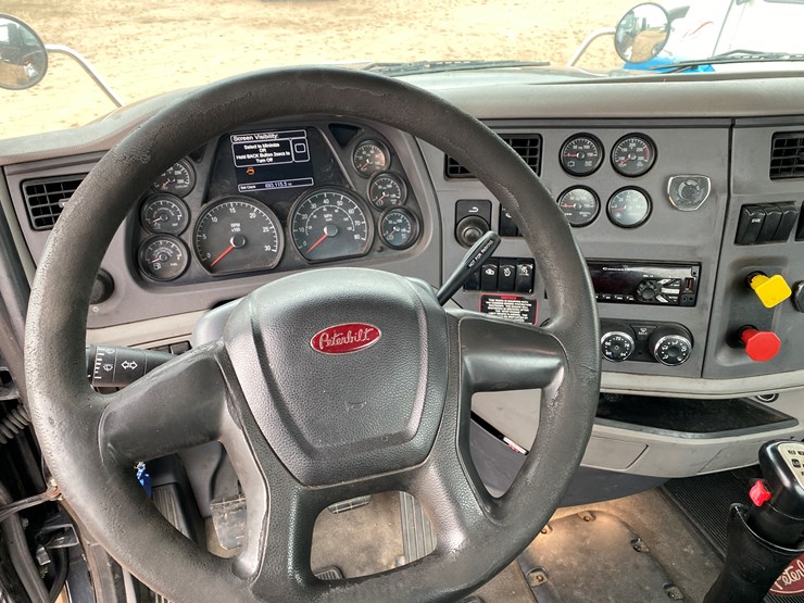 peterbilt-567-image-38