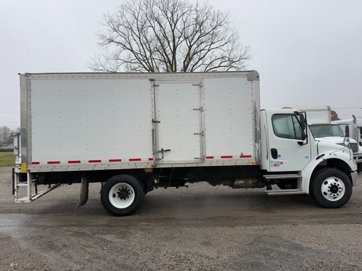 2018-freightliner-m2-106-image-7