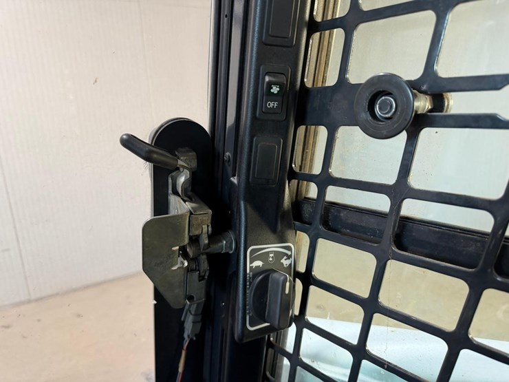 2023-bobcat-t770-image-31