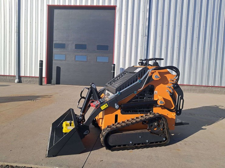 2025-landhero-mini-stand-on-skid-loader-image-1