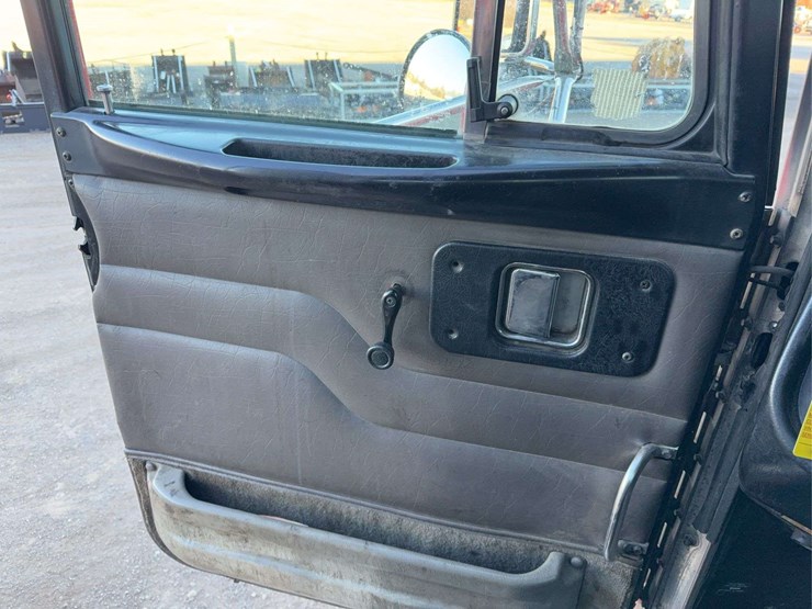 2004-peterbilt-357-image-82