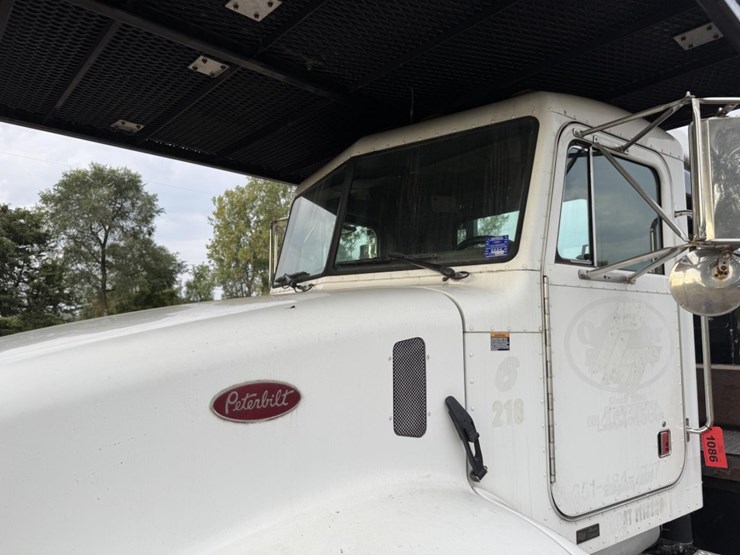 peterbilt-330-image-9