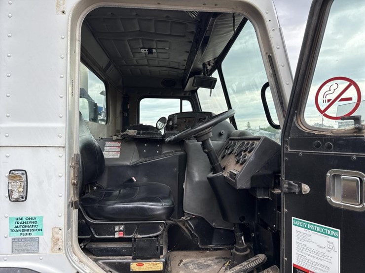 2005-peterbilt-320-image-13