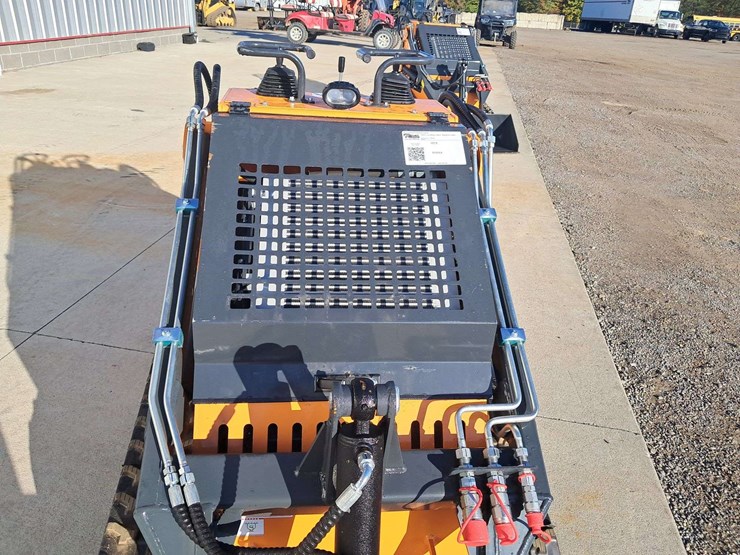 2025-landhero-mini-stand-on-skid-loader-image-12