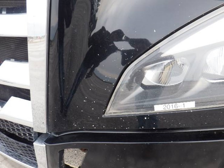 2021-freightliner-cascadia-126-image-2