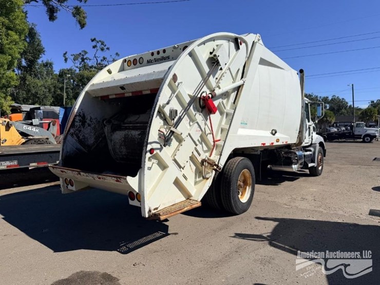 2011-mack-gu812-garbage-truck-image-4
