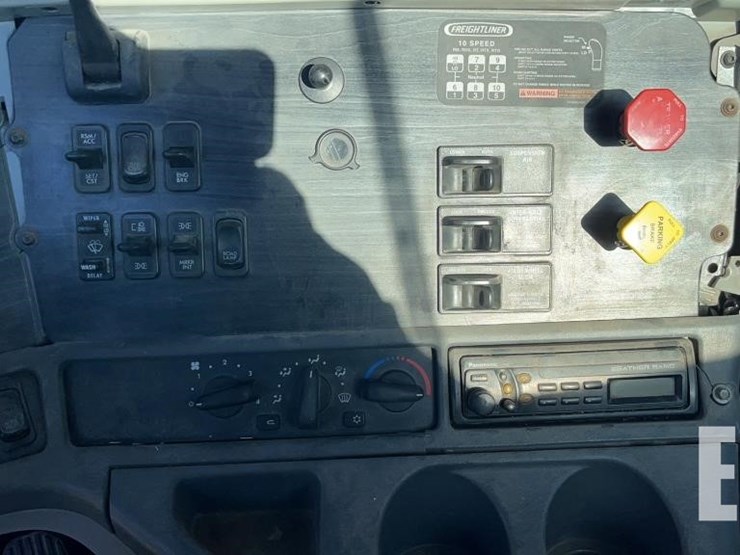 2004-freightliner-columbia-120-image-16