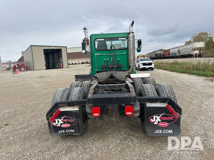 peterbilt-385-image-15