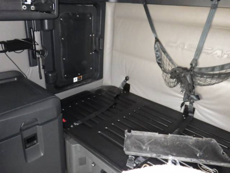 2021-freightliner-cascadia-126-image-24