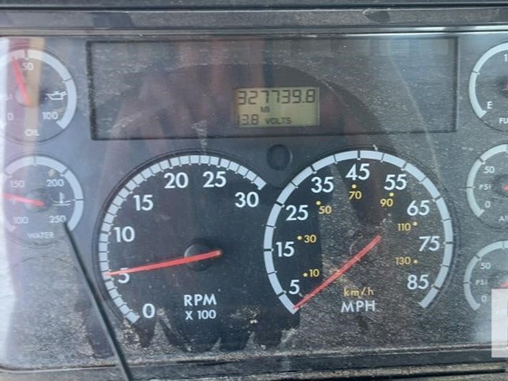 2004-freightliner-columbia-120-image-15