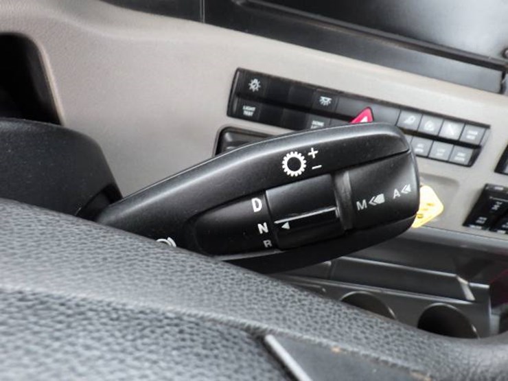 2020-freightliner-cascadia-126-image-19