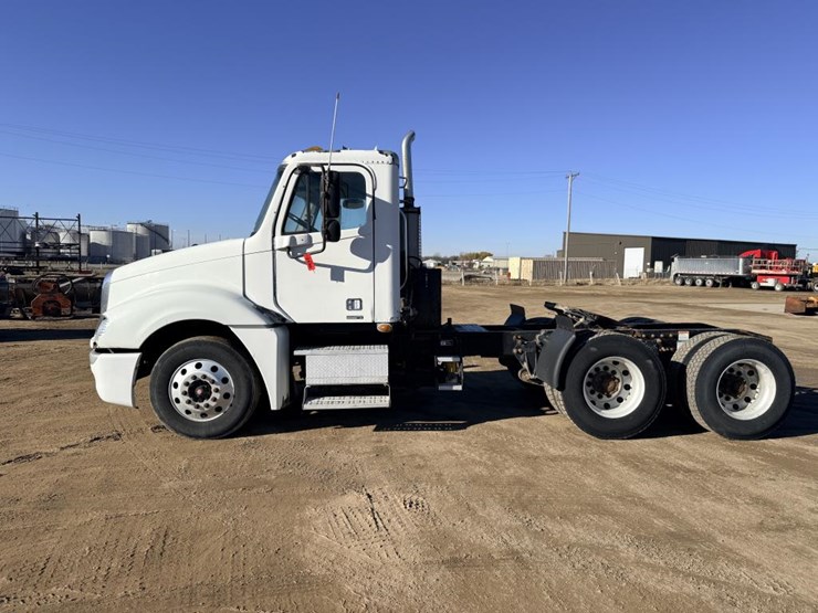 2007-freightliner-columbia-120-image-2