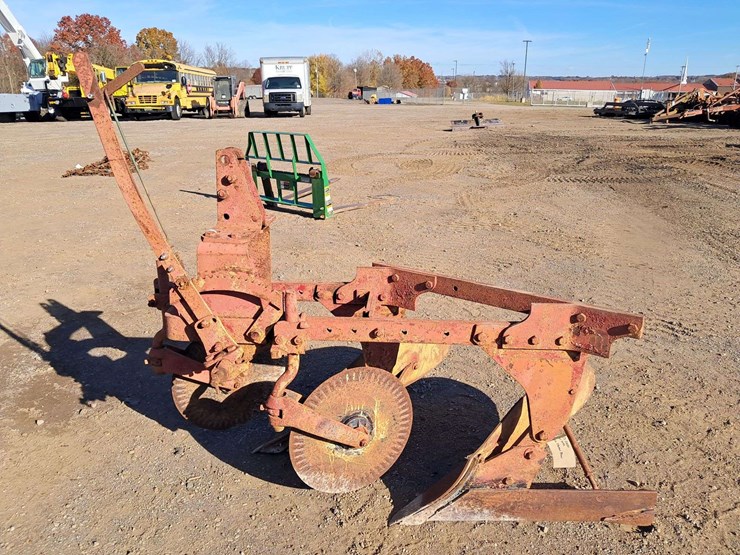 international-2-bottom-plow-image-3