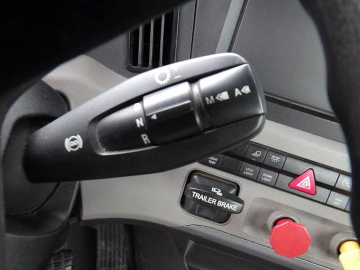 2018-freightliner-cascadia-126-image-20