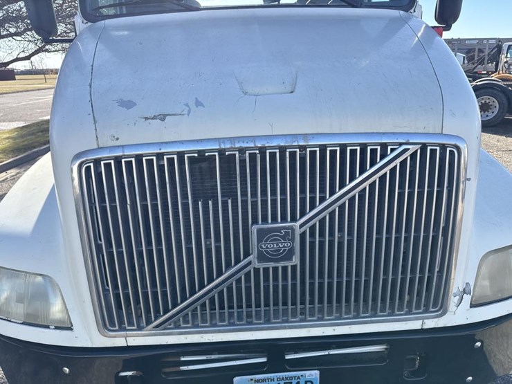 #1994-•-1999-volvo-day-cab-truck-tractor-image-10