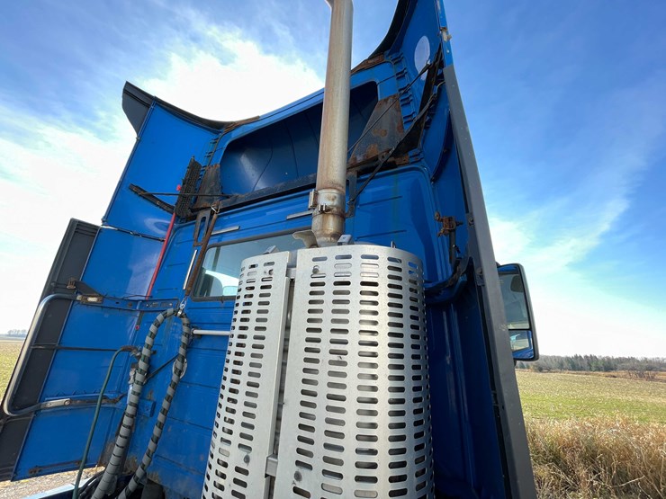 #202-•-2015-volvo-semi-tractor-(has-wi-title)-(denmark,-wi)-image-38