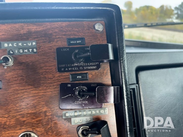 peterbilt-385-image-74