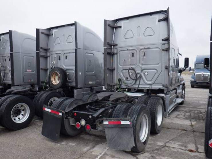 2019-freightliner-cascadia-125-image-12