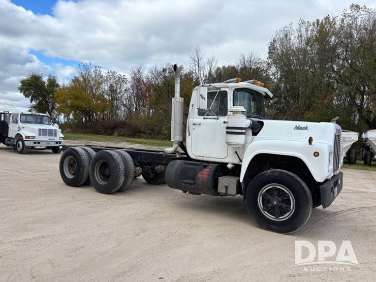 1985-mack-r686st-image-2